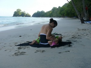 Amamantando en la playa